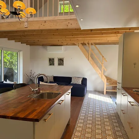 Jule - Cozy And Elegant Place With Open Ceiling, Beautiful Garden And Specious Terrace Kettinge